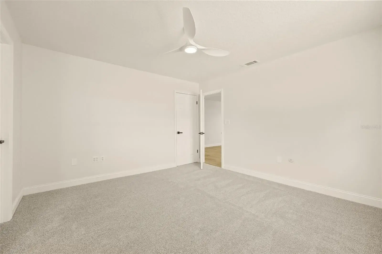 Carpet bedroom with open doorway — Holiday, FL